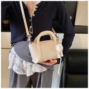 Elegante borsa crema texture litchi con ciondolo a coniglio in peluche e tracolla regolabile