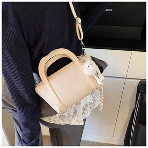 Borsa a tracolla con trama lychee, ciondolo di peluche e sciarpa decorativa