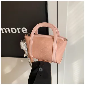 Borsa a Mano da Donna alla Moda con Motivo Litchi Semplice Borsa a Tracolla in Pelle PU con Simpatico Ciondolo in Peluche