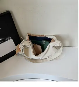 Vue de dessus du sac crème spacieux montrant le rangement interne pour portable et tablette