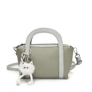 Borsa a secchiello in pelle grigio-verde con motivo litchi e simpatico gatto peluche