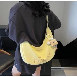 Détail du sac hobo jaune montrant le velours côtelé et les broderies d'animaux