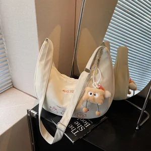 Grand sac bandoulière beige en forme de croissant avec chat mignon et charme de toast