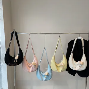 Sacs croissants grande capacité en cinq couleurs avec motifs cartoon et pendentifs peluche