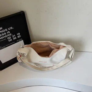 Sac bandoulière minimaliste blanc crème avec imprimé chat cartoon et fermeture zippée