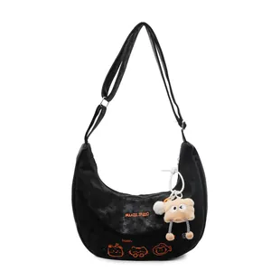 Sac croissant noir avec imprimé chat de dessin animé et breloque en peluche douce