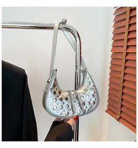 Détail du sac croissant argenté métallisé avec ornements cloutés et bandoulière chic