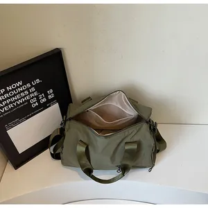 Détails de l'intérieur du sac de sport vert olive avec poches zippées et grande capacité