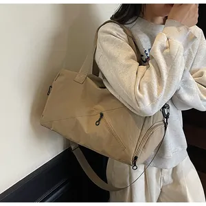 Détails du sac de voyage kaki avec bandoulières réglables et poches zippées