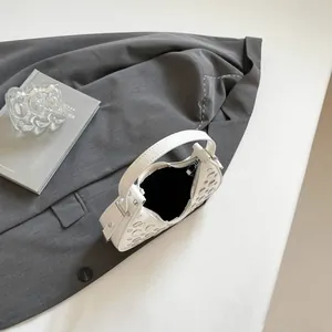 Sac seau blanc minimaliste en demi-lune avec rivets argentés et fermeture éclair chic