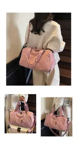 Sac de voyage rose montré en bandoulière, à main et avec fixation pour bagage à main