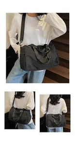 Vues multiples d'un sac de voyage noir imperméable montrant le porté croisé