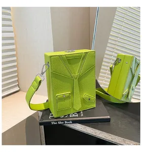 Dettaglio della borsa a scatola verde lime con design a giacca e trama in pelle martellata