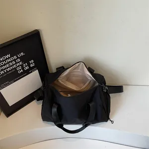 Sac de voyage multifonctionnel en nylon noir avec bandoulière réglable et grand intérieur