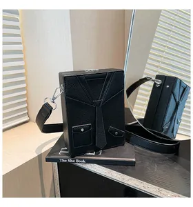 Macro della borsa a scatola con design a smoking e trama in pelle nera martellata di lusso