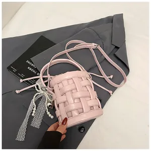 Secchiello intrecciato rosa con ciondolo di perle e pizzo e tracolla versatile