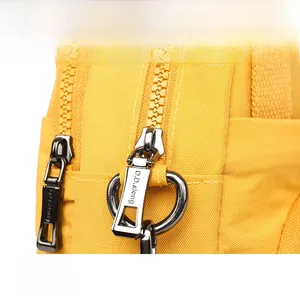 Detailansicht der glatten Doppelreißverschlüsse an der gelben wasserfesten Handtasche