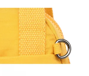 Detail der gelben Tasche mit verstärkten Nähten und silbernem D-Ring aus Metall am Gurtband