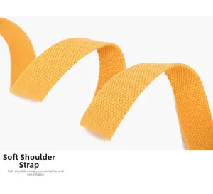Detail eines weichen orangefarbenen Schultergurts mit atmungsaktiver Webstruktur