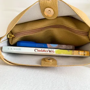 Sac seau jaune moutarde texture lychee montrant la capacité et le fermoir magnétique doré