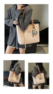 Dettaglio della borsa tote rosa chiaro goffrata con ciondolo a forma di orso e logo