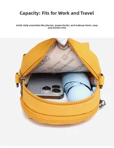Draufsicht auf das Innenleben der gelben Nylontasche mit Platz für Handy und Schirm
