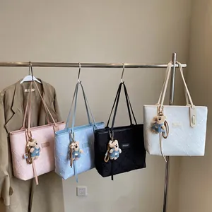 Borse tote trapuntate da donna in quattro colori con graziosi ciondoli a orsetto