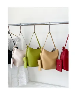 Sacs seau en cuir grainé blanc vert kaki et rouge avec pochettes latérales