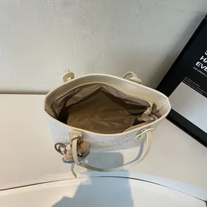 Borsa tote bianco crema minimalista in tessuto strutturato con ciondolo a orso