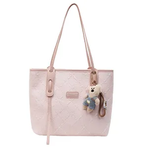 Borsa tote rosa con ricami floreali e ciondolo orsetto per studentesse