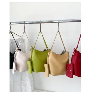 Sacs seaux en cuir grainé de plusieurs couleurs avec mini pochettes assorties