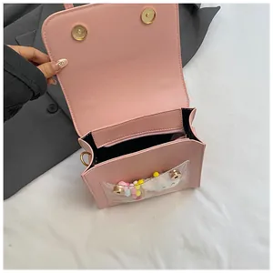 Détail de l'intérieur du sac en cuir PU rose avec compartiment zippé et poche transparente