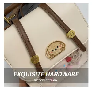 Detail van de gouden hardware en crème lederen textuur op de design rugzak voor dames