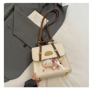 Detail van crème mini-rugzak met transparant venster en schattige pluchen perzik-accessoires