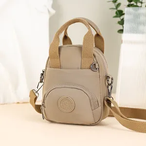 Khaki Handtasche aus Nylon für Damen mit Schultergurt und rundem Logo, wasserabweisend
