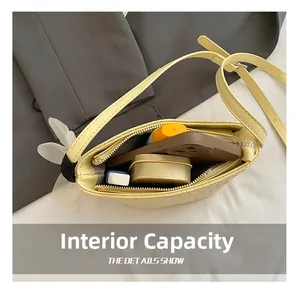 Capacité interne du sac seau jaune clair tissé avec téléphone et cosmétiques