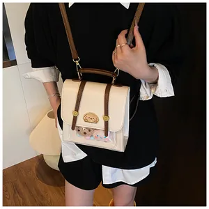 Détail d'un sac à dos beige avec broderie chien et fenêtre pour peluche mignonne