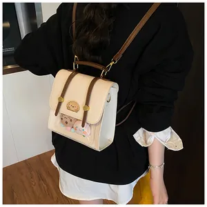 Détail d'un mini sac à dos blanc crème avec fenêtre transparente et décor en peluche