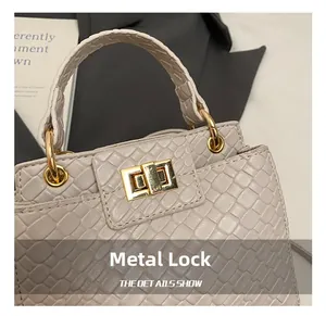 Détail du fermoir métallique et texture tressée d'un sac à bandoulière urbain