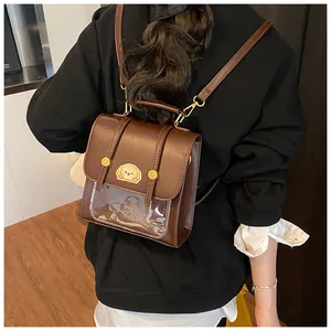 Détail du mini sac à dos vintage marron foncé avec broderie chiot et fenêtre claire