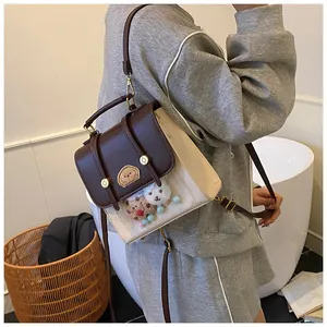 Vue détaillée du sac à dos patchwork marron et beige avec broderie chiot et peluche