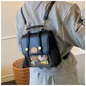 Détail du mini sac à dos noir en cuir PU avec fenêtre transparente et patch chiot mignon