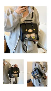 Vue détaillée du sac ita en cuir synthétique noir avec fenêtre transparente