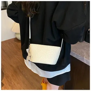 Sac seau blanc en simili cuir crocodile avec détail nœud montré de vue latérale