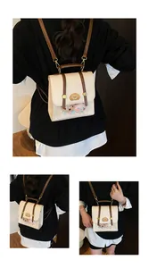 Détail du mini sac ITA avec fenêtre PVC et bretelles contrastées en cuir PU marron