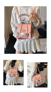 Vue triple du sac à dos rose avec fenêtre transparente et breloques en peluche