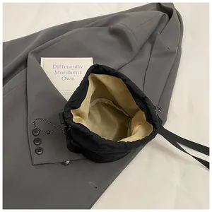 Detailansicht der schwarzen Beuteltasche mit geräumiger Öffnung und Kordelzug