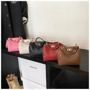 Sélection de petits sacs bandoulière chic à texture croco en cinq coloris