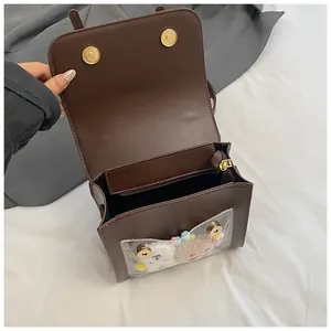 Sac bandoulière en cuir marron foncé avec poche transparente et décor d'ours en peluche