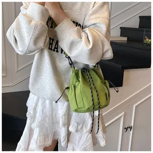 Detailansicht der grünen Nylon-Beuteltasche mit Kordelzug und seitlicher Netztasche